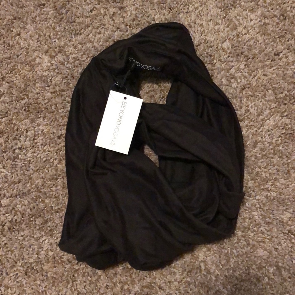 Beyond yoga infinity scarf with zipper pocket